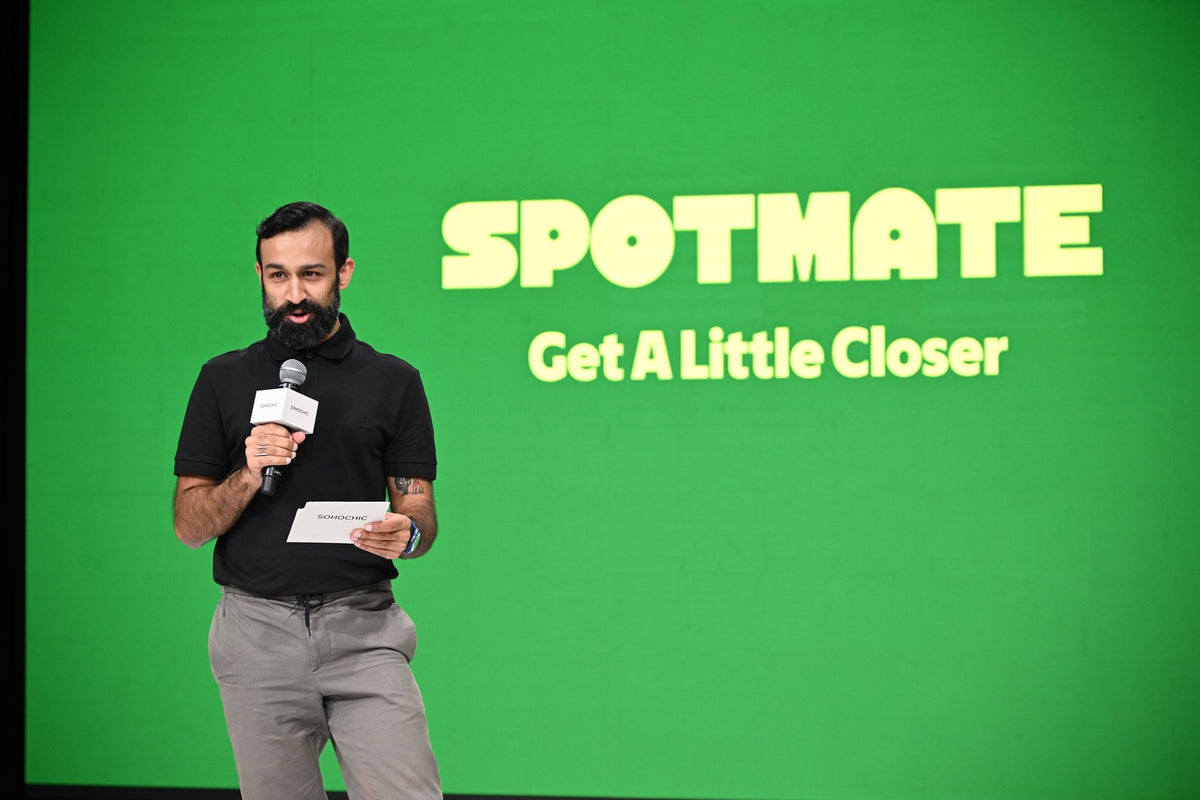 Aasit Thakkar speaking at Beauty Pick in front of the SPOTMATE backdrop